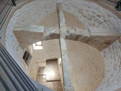 ...che illumina una sottostante costruzione alta oltre dieci metri. Siamo all�interno del medievale torrione di San Matteo (dal nome dell�antica chiesa adiacente) facente parte della cinta difensiva della citt�